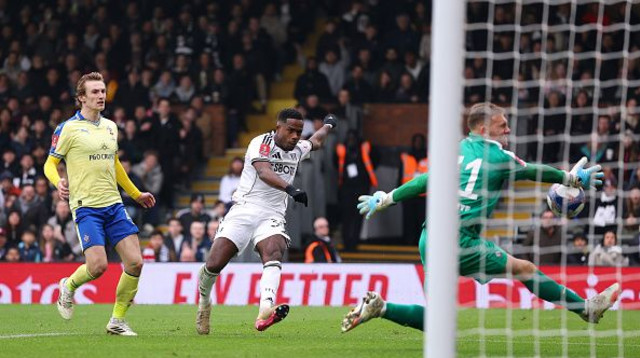 דניאל פרץ סופג בעיטה לפנים (צילום: GettyImages)