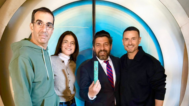 רב הסלבס מרדכי חסידים קובע מזוזה בבית האח הגדול (צילום: יחצ)