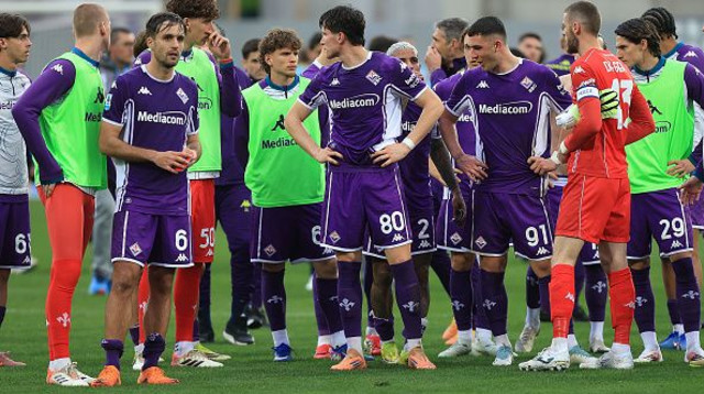 שחקני פיורנטינה מאוכזבים אחרי תיקו מאופס מול פארמה (צילום: Gabriele Maltinti)