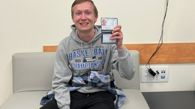 הנרי גורפינקל עם הת"ז החדש שקיבל (צילום: יחצ)