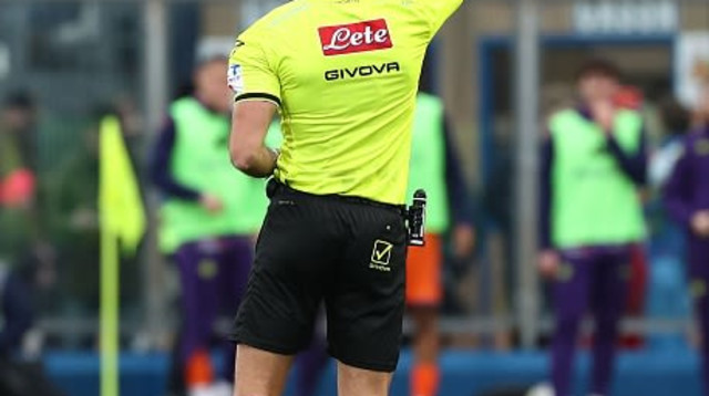 שופט שולף כרטיס אדום (צילום: GettyImages)