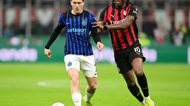 שחקן אינטר, פיוטר ז'לינסקי, מול רפאל לאאו שחקן מילאן (צילום: רויטרס)