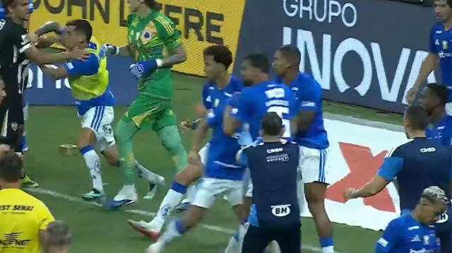 מהומת ענק בין קרוזיירו ואתלטיקו מיניירו (צילום: צילום מסך, מתוך X (לשעבר טוויטר))