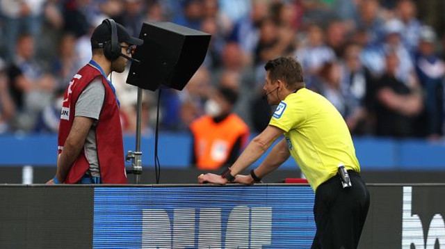 שופט בודק ב-VAR, אילוסטרציה (צילום: Maja Hitij)