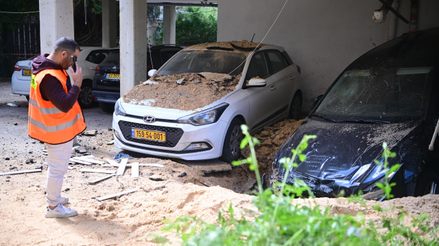 מטח מאיראן למרכז הארץ: זירת הרס בחולון (צילום: אבשלום ששוני)