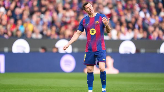 לבנדובסקי מתוסכל מול לבאנטה (צילום: GettyImages)