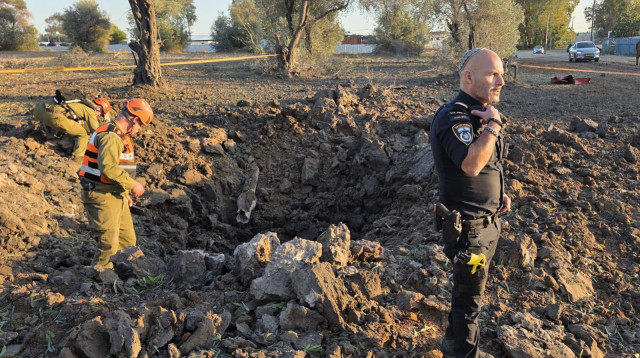 הירי מלבנון: זירת הנפילה בשפלה (צילום: דוברות המשטרה)