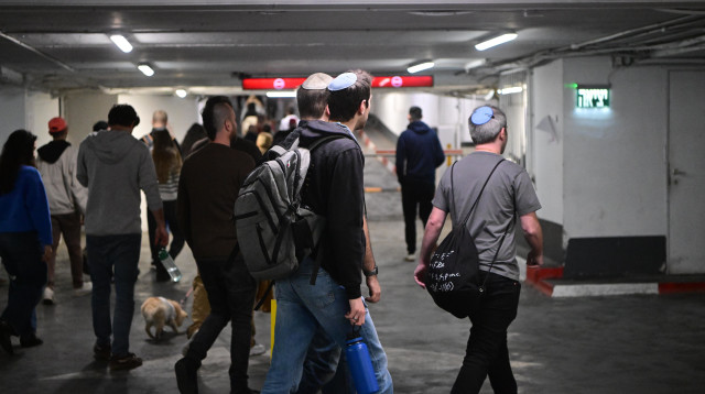 המטח מאיראן: הישראלים יורדים למקלט במרכז הארץ (צילום: אבשלום ששוני)