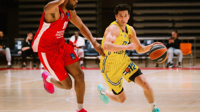 ג'ון דיברתולומיאו שחקן מכבי תל אביב מול ג'וזאיה ג'ורדן-ג'יימס שחקן הפועל ירושלים (צילום: אתר רשמי, ג'ורג'ה קוסטיץ')