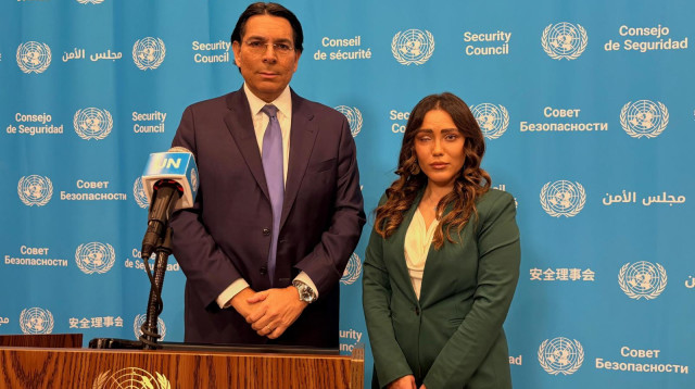 שגריר ישראל לאו"ם דני דנון, ראהלה אמירי אשר איבדה את עינה במחאות באיראן (צילום: דוברות שגריר ישראל באו"ם)