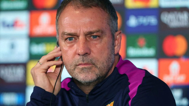 האנזי פליק מאמן ברצלונה במסיבת עיתונאים (צילום: רויטרס)