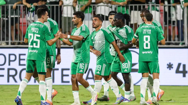 שחקני מכבי חיפה חוגגים (צילום: קובי אליהו)