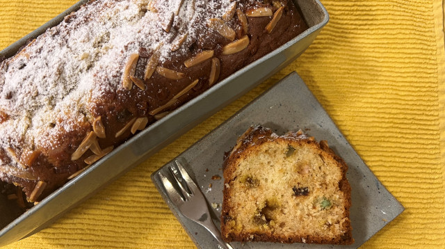 עוגה בחושה עם פירות (צילום: פסקל פרץ-רובין)