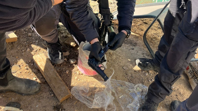 הנשק שאותר ברהט (צילום: דוברות המשטרה)