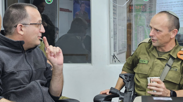 האלוף שי קלפר ורן קוניק (צילום: עיריית גבעתיים)