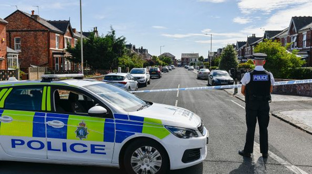 שוטר וניידת משטרה. אילוסטרציה (צילום: Getty Images)