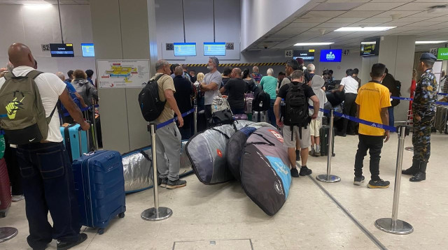 טיסת חילוץ ראשונה מסרי לנקה (צילום: דוברות ארקיע)