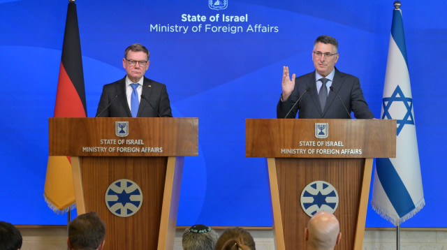 שר החוץ גדעון סער ושר החוץ של גרמניה יוהאן ואדפול (צילום: לשכת שר החוץ)