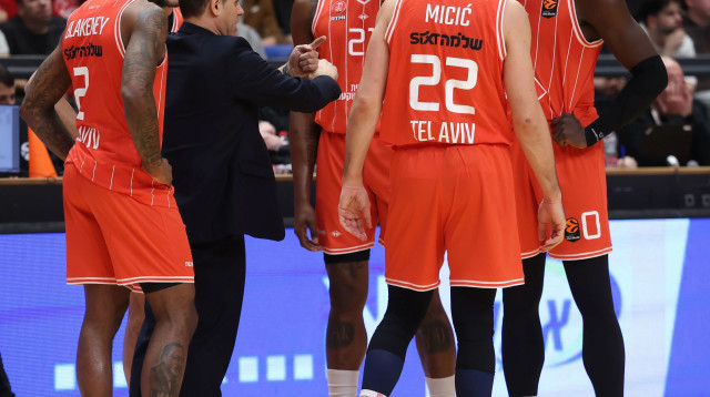 שחקני הפועל תל אביב (צילום: דני מרון)