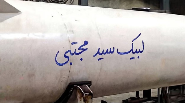 טיל איראני בעל הכיתוב "לשירותך מוג׳תבא" (צילום: רשתות איראניות)