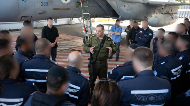 הרמטכ"ל רא"ל אייל זמיר בבסיס חיל האוויר תל נוף (צילום: דובר צהל)