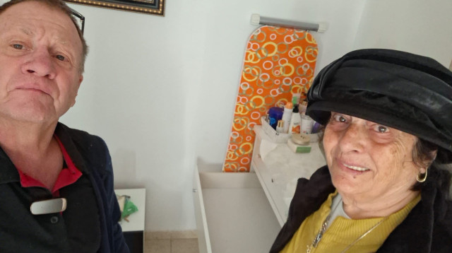 אייל המתנדב ב"קבוצת התיקונים" עם אישה שסייע לה (צילום: החברה למתנ"סים)