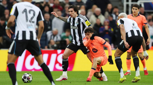 פדרי שחקן ברצלונה לפני סנדרו טונאלי שחקן ניוקאסל (צילום: רויטרס)