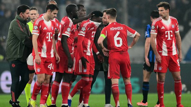 שחקני באיירן מינכן מנחמים את אלפונסו דייויס (צילום: Gettyimages)