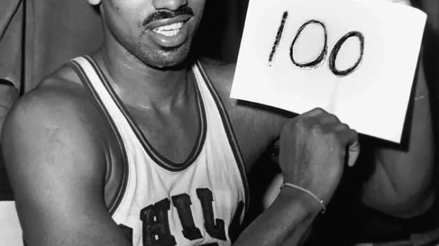 מעל כולם. התמונה האיקונית של ווילט בחדר ההלבשה (צילום: AP)