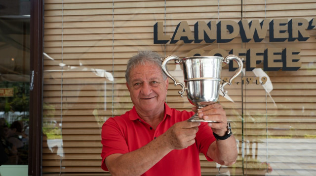 גביע אסיה בידיו של שייע פייגנבוים (צילום: אתר רשמי, שאול בואילוב)