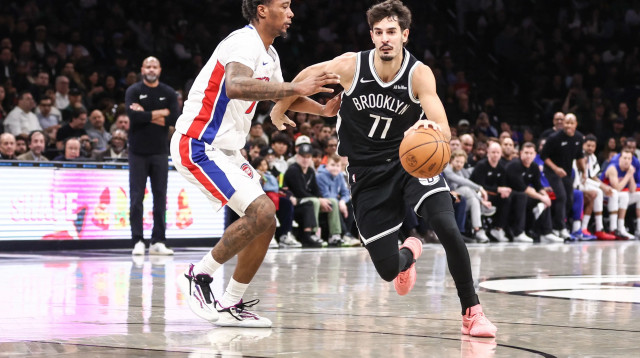 שחקן ברוקלין נטס בן שרף מול שחקן דטרויט פיסטונס רון הולנד (צילום: רויטרס)