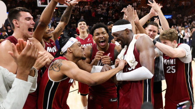 שחקן מיאמי היט באם אדבאיו עם חבריו לקבוצה (צילום: GettyImages, Megan Briggs)