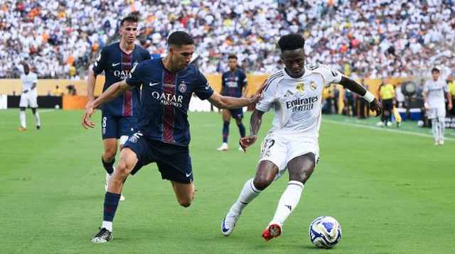 ויניסיוס מול אשרף חכימי (צילום: David Ramos / Staff)