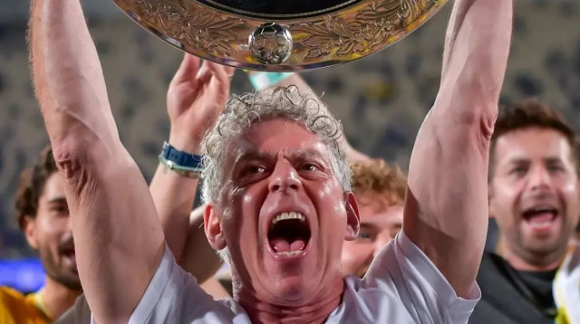 בעלי מכבי תל אביב מיטש גולדהאר מניף את צלחת האליפות (צילום: אריאל שלום)