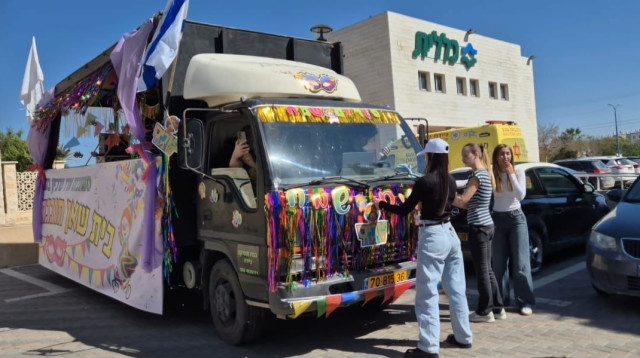 משאית מוזיקה בבית שאן שמסתובבת ומשמחת את התושבים (צילום: רשת מרכזי הצעירים)