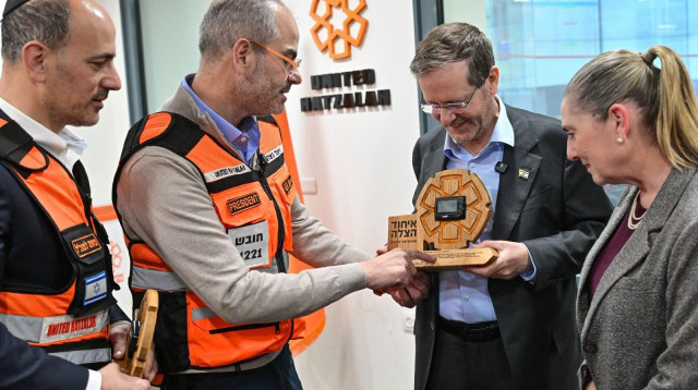 הנשיא יצחק הרצוג, רעייתו מיכל ונשיא איחוד הצלה אלי ביר (צילום: קובי גדעון לע"מ)