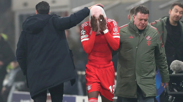 אלפונסו דייויס שחקן באיירן מינכן לאחר שנפצע (צילום: GettyImages, Marco Luzzani)