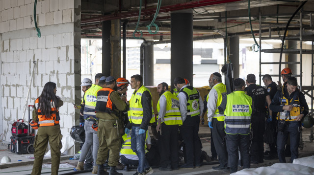 זירת נפילת שברי הטיל האיראני ביהוד (צילום: חיים גולדברג, פלאש 90)