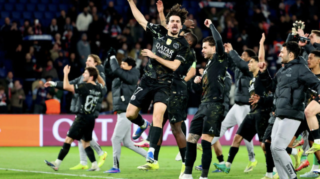 שחקני פריז סן ז'רמן חוגגים מול צ'לסי (צילום: GettyImages)