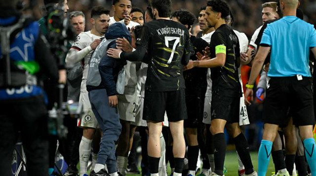 שחקני פריז סן ז'רמן וצ'לסי סביב מביא הכדורים שנפגע (צילום: GettyImages)