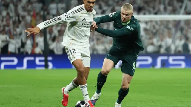 שב לחוד. ארלינג הולאנד מול טרנט אלכסנדר ארנולד (צילום: רויטרס)