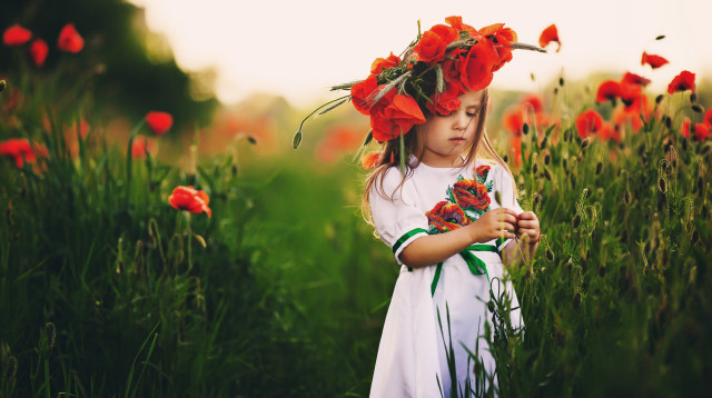 ילדה בשדה פרחים (צילום: אינגאימג')