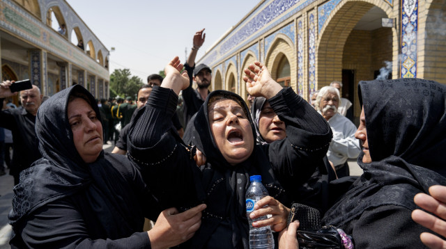 איראניות בוכות (צילום: Majid Saeedi/Getty Images)