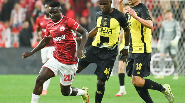 שחקן הפועל באר שבע, קינגס קאנגווה, מול שחקני בית"ר ירושלים, בוריס אנו, גריגורי מורוזוב (צילום: ברני ארדוב)