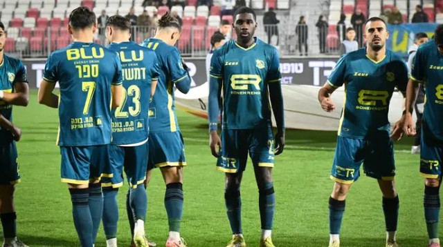 שחקני בני ריינה (צילום: ברני ארדוב)