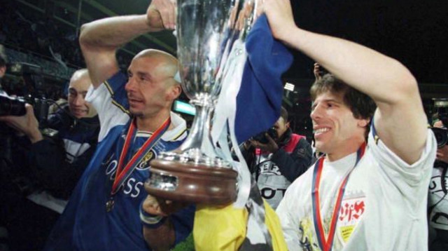 ויאלי וזולה חוגגים עם צ'לסי גביע מחזיקות ב-1998 (צילום: Bongarts/Getty Images)