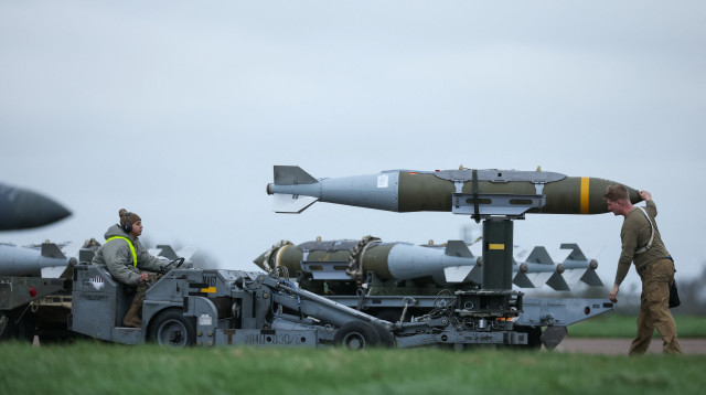 המלחמה מול איראן: חיילי צבא ארה"ב מכינים חימושים למטוסי צבא ארה"ב (צילום: רויטרס)