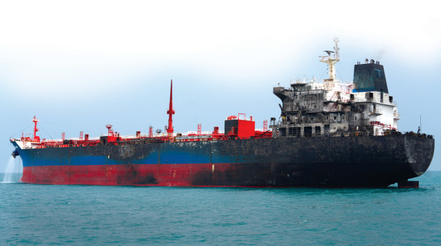 מכלית נפט שנפגעה במפרץ הפרסי (צילום: רויטרס)