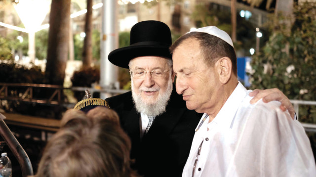 רון חולדאי והרב לאו בחגיגות שמחת תורה בתל אביב (צילום: תומר נויברג)