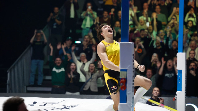 ארמנד דופלנטיס קופץ במוט שבדי אחרי ששבר שיא עולם חדש (צילום: GettyImages, Fredrik PERSSON / TT News Agency / AF)